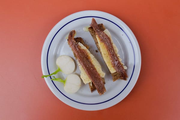 Tosta de queijo com anchova e rabanetes